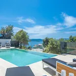 Tatil Evi Nice Home In Komarna With Heated Swimming Pool Komarna