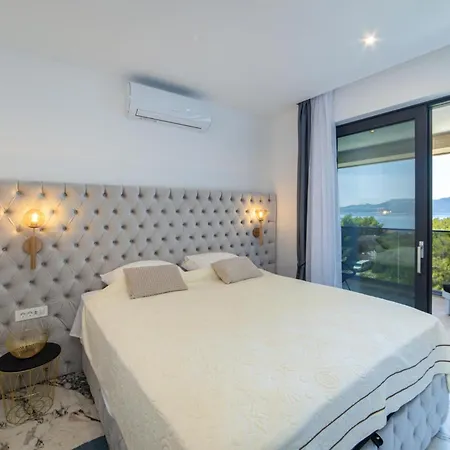 Vakantiehuis Amazing Home In Komarna With Heated Swimming Pool *