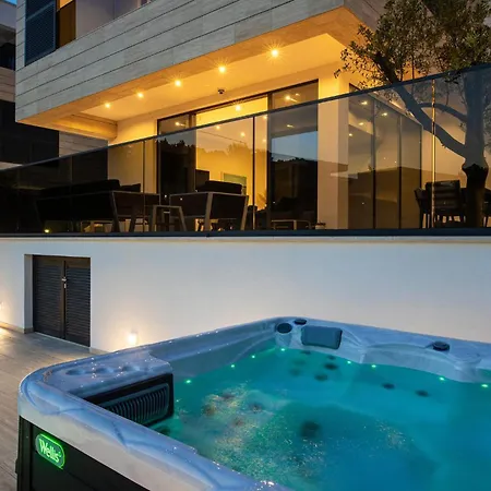 Casa de Férias Amazing Home In Komarna With Heated Swimming Pool *
