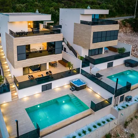 In With Heated Swimming Pool Holiday home